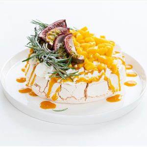 Tortas Pavlova su pasiflorais ir mangais