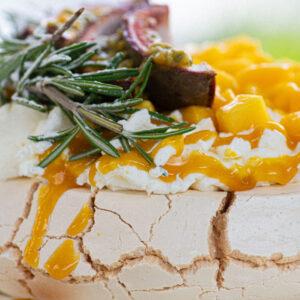 Vainikėlis Pavlova su pasiflorais ir mangais